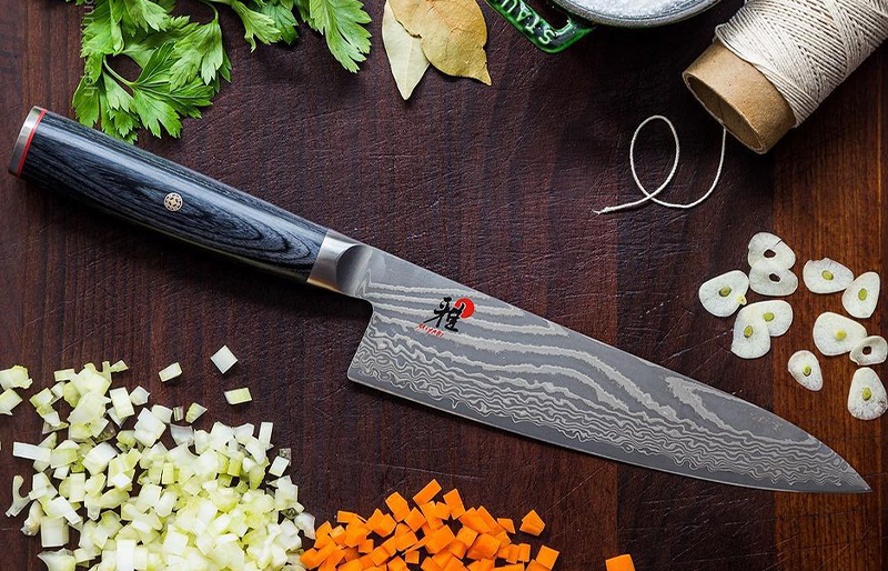 Dao Chef 5000FCD nổi bật nhờ đường vân Damascus độc đáo
