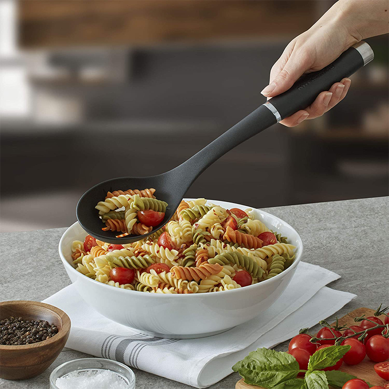 KitchenAid - Muỗng có rãnh màu đen
