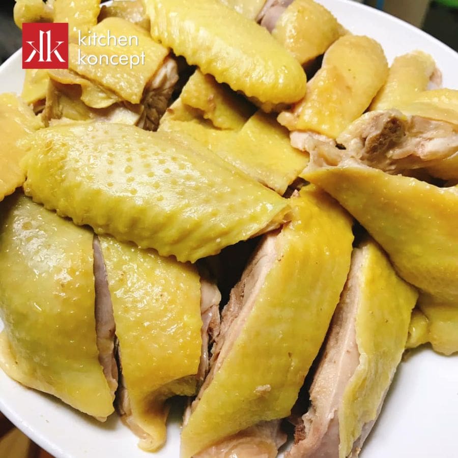 Bí quyết để da gà có độ giòn là sau khi luộc vớt ngay ra rồi cho vào thau nước đá