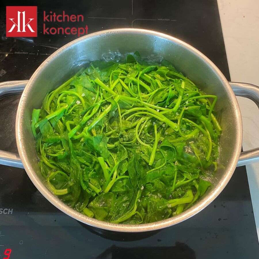 Bí quyết luộc rau giữ được màu xanh tươi và độ giòn