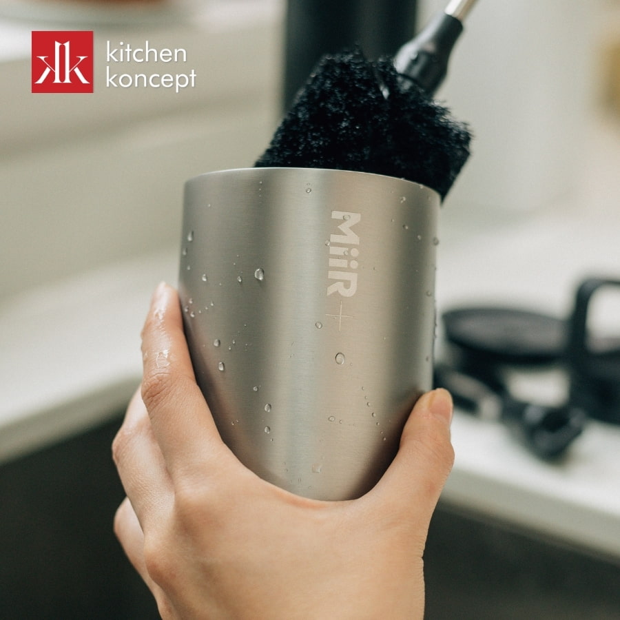 Dùng cọ vệ sinh trong lòng bình