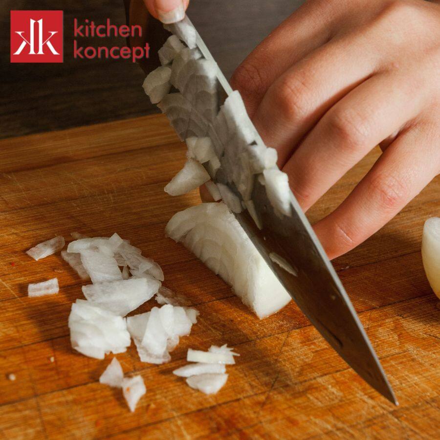 Cắt hành sau khi đã cho hành vào ngăn đá tủ lạnh khoảng 10 phút