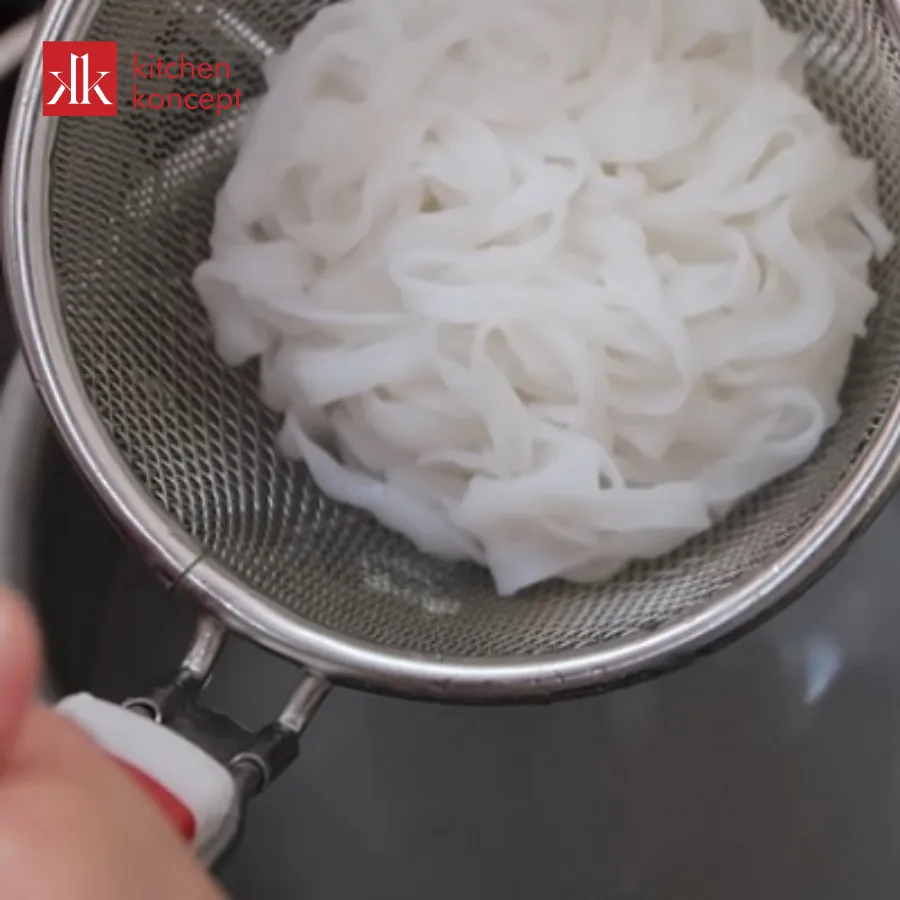Chần bánh phở nhanh qua nước sôi để giữ độ dai