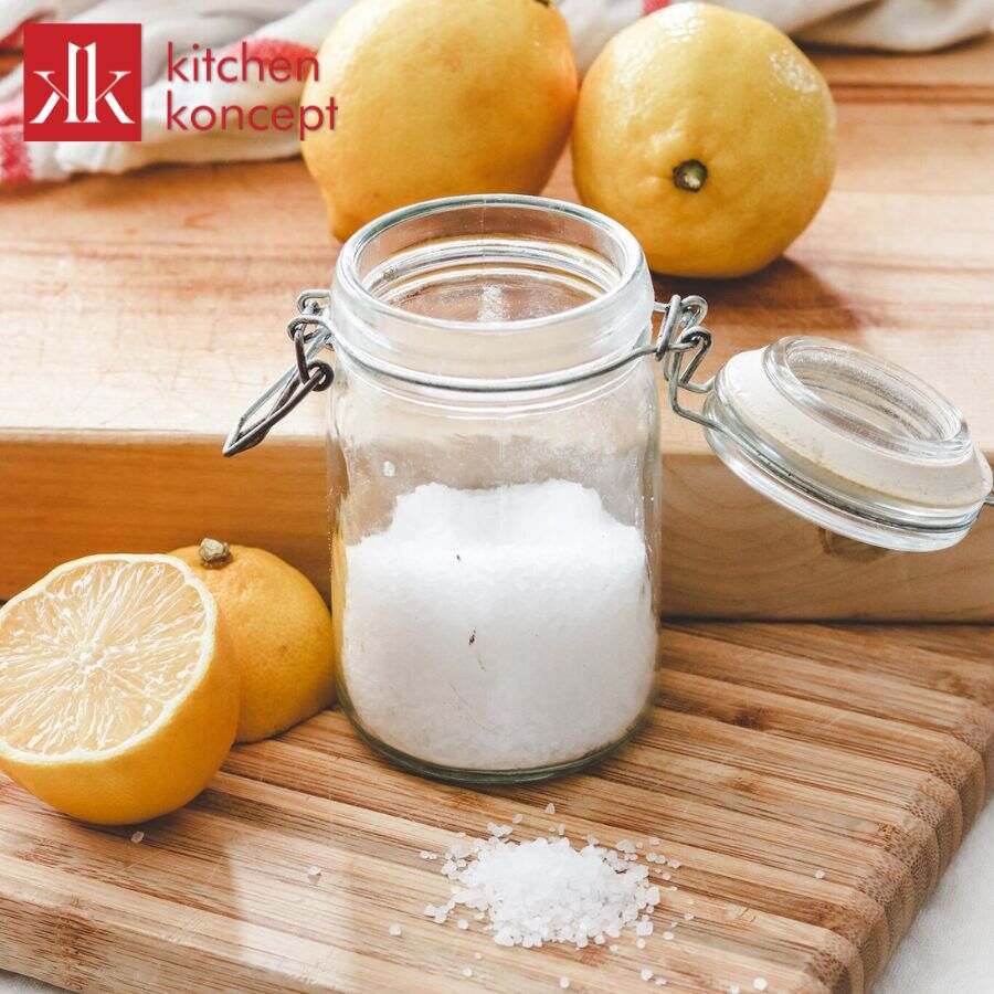 Chanh và muối là sự lựa chọn hoàn hảo dùng khử mùi dao, thớt