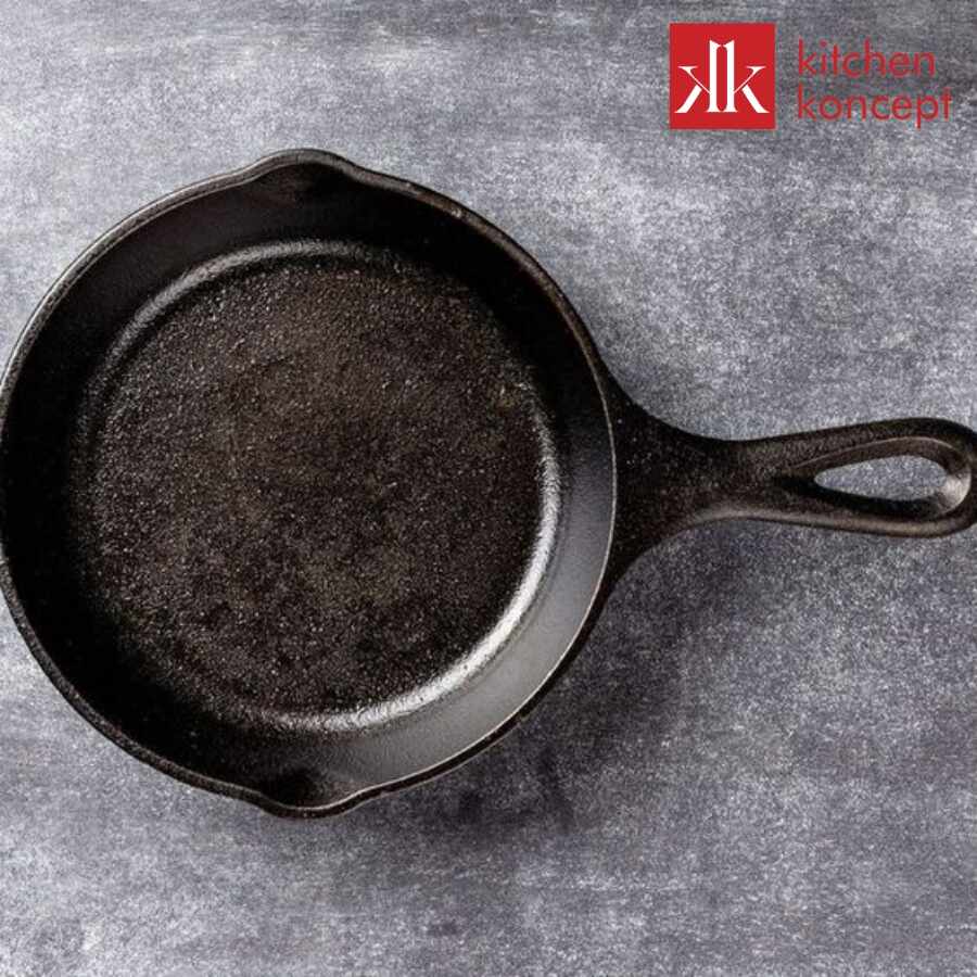 Chảo gang có cặn đen do đâu?