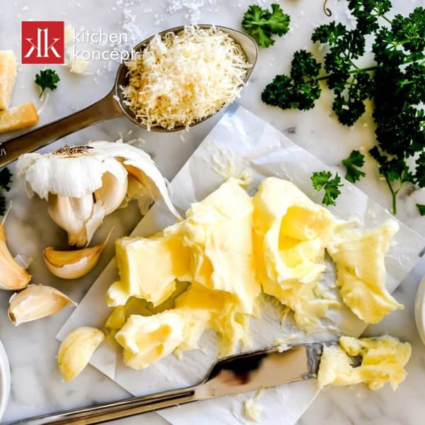 Chuẩn bị nguyên liệu cho món bánh