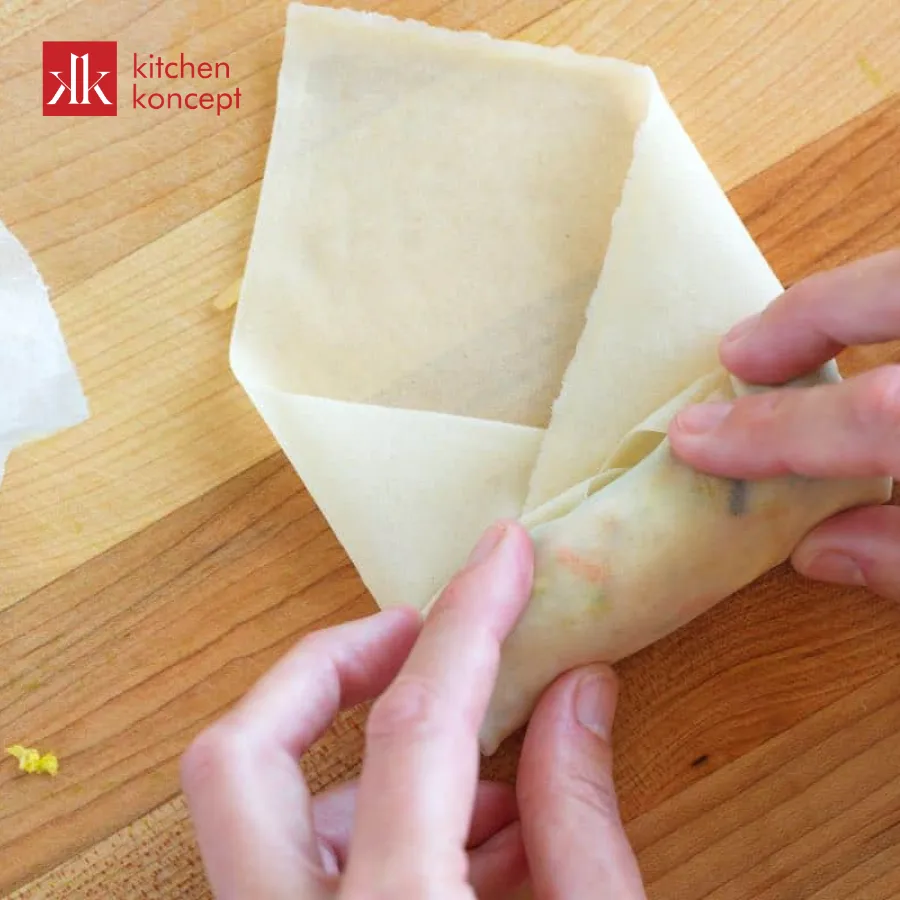 Cuốn chả giò vừa tay giúp vỏ không bị rách khi chiên