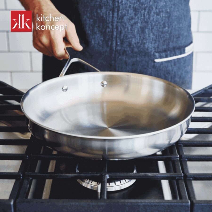 Đặt chảo đã lau khô lên bếp