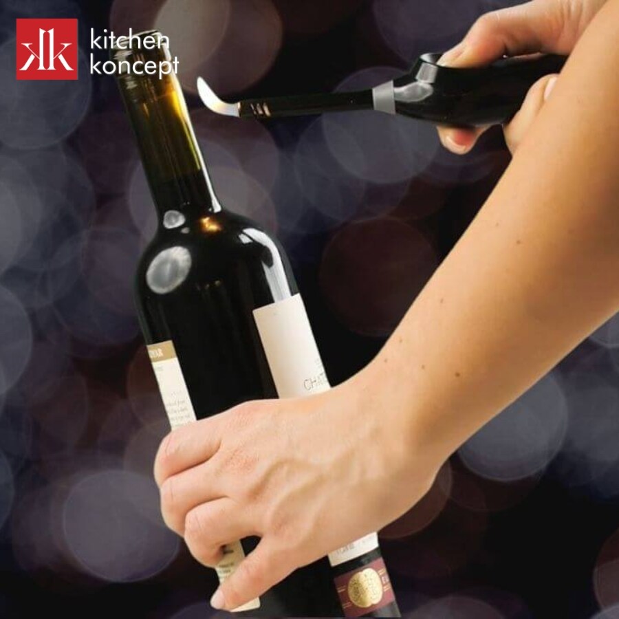 Dùng bật lửa mở nút chai rượu vang