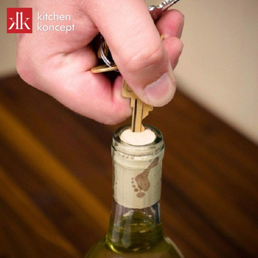 Dùng chìa khóa mở nút chai rượu vang