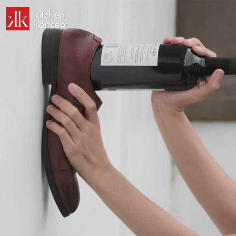 Dùng giày và tường khui chai rượu vang