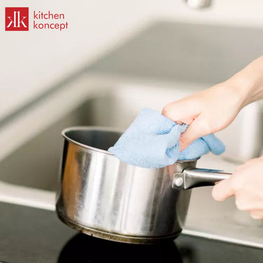 Lau khô nồi inox bằng khăn mềm