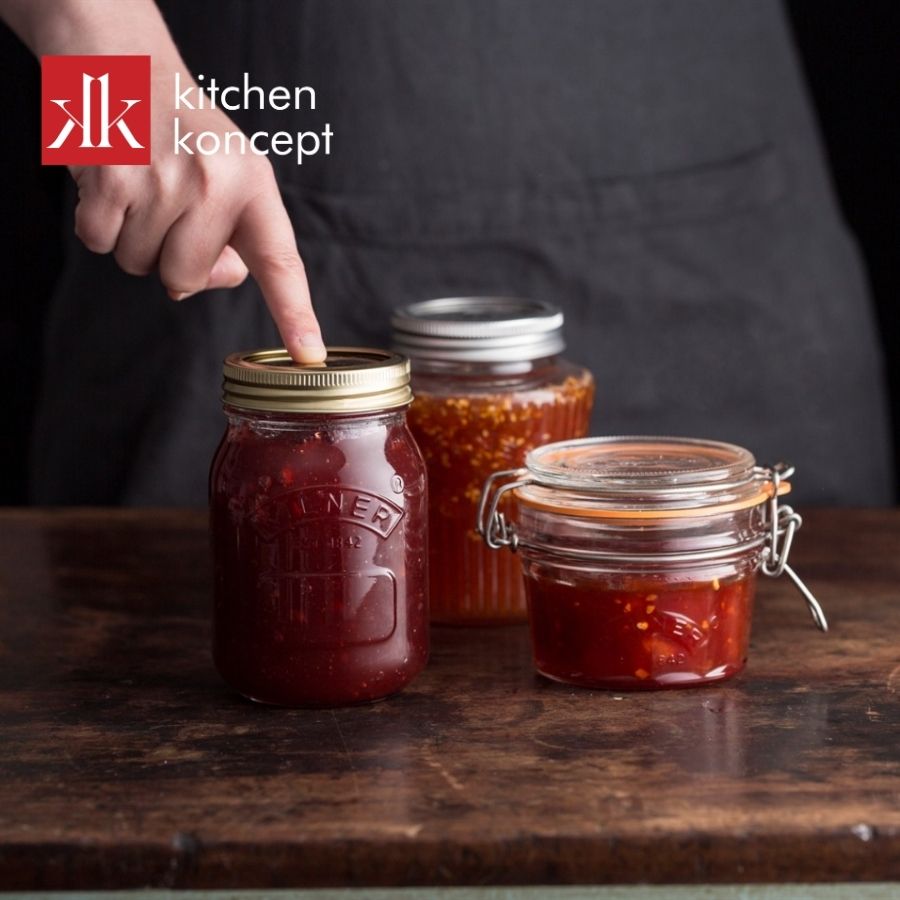 Hũ thủy tinh hình dáng vuông tròn tiện lợi trong việc lấy nguyên liệu