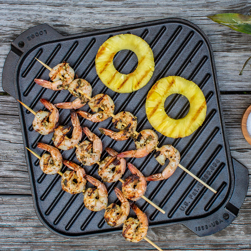 Các rãnh trên bề mặt khay gang giúp hạn chế dầu mỡ