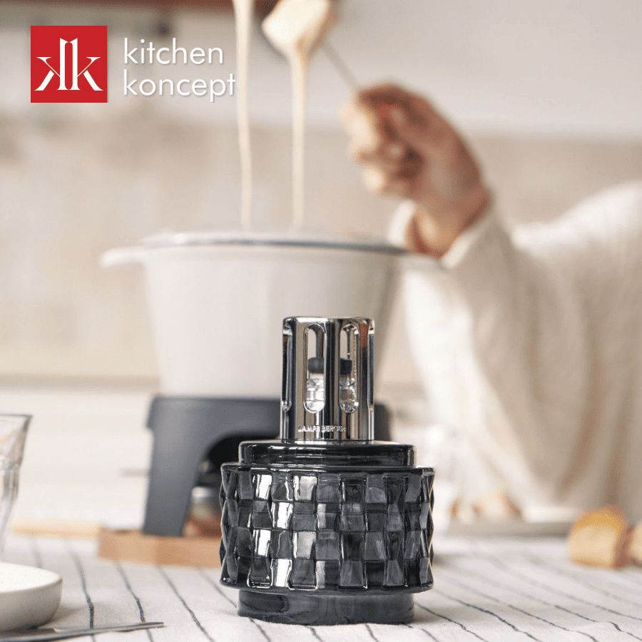 Không đỗ tinh dầu đầy bình chứa