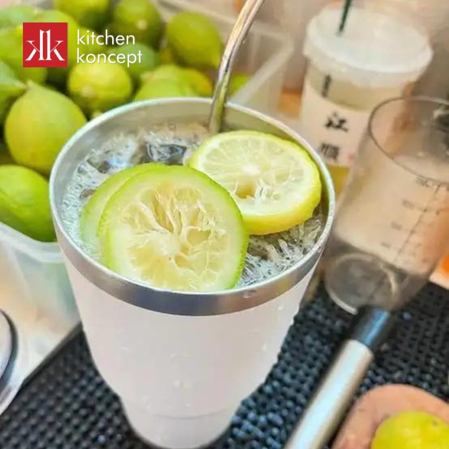 Không đựng nước trái cây có tính axit mạnh