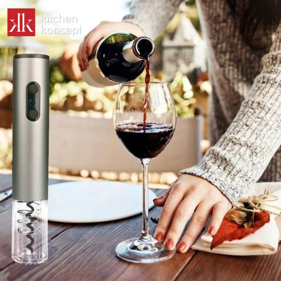 Khui rượu vang bằng đồ khui điện