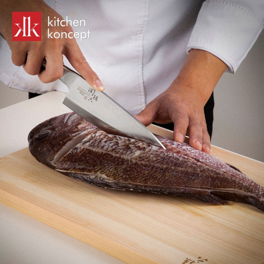 Kiểu cầm dao giữ ngón trỏ trên sống dao