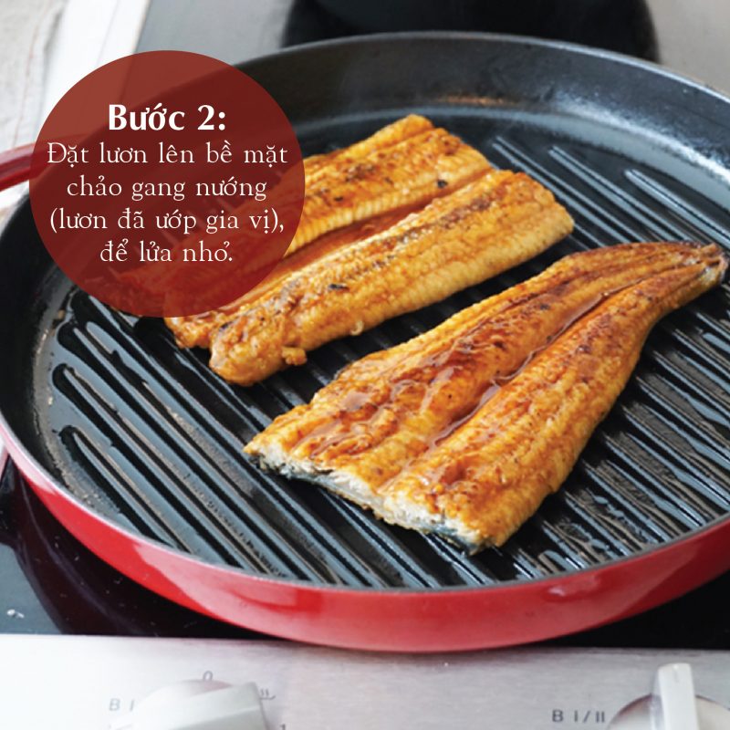 Sau khi đặt làm nóng chảo, bạn để lửa nhỏ và đặt lươn đã ướp gia vị lên.