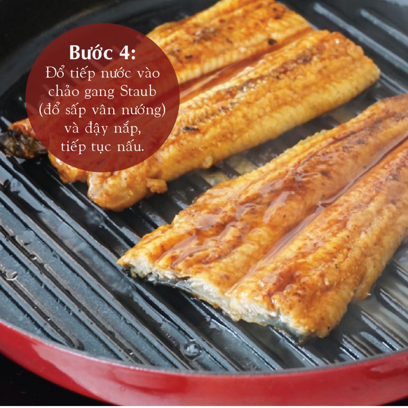 Cho một ít nước khi nướng sẽ giúp lươn mềm và gia vị được thấm đều.