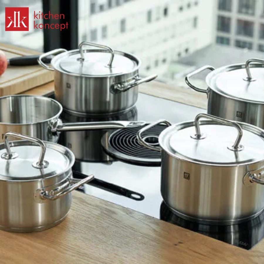 Dùng khăn mềm để làm sạch nồi inox