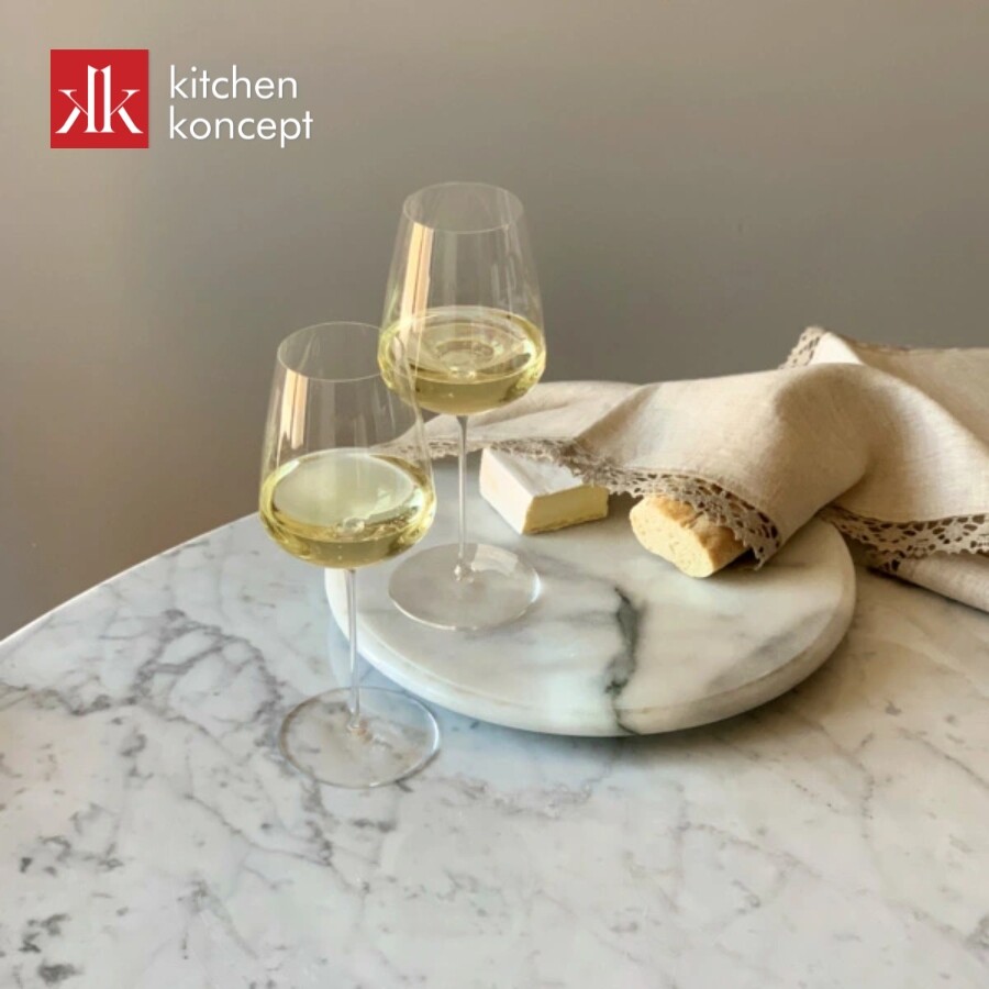 Ly uống rượu vang trắng sang trọng