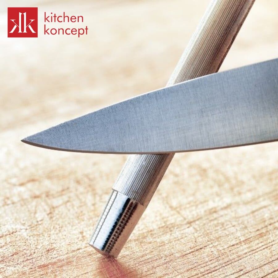 Mài dao bằng cây mài dao cầm tay