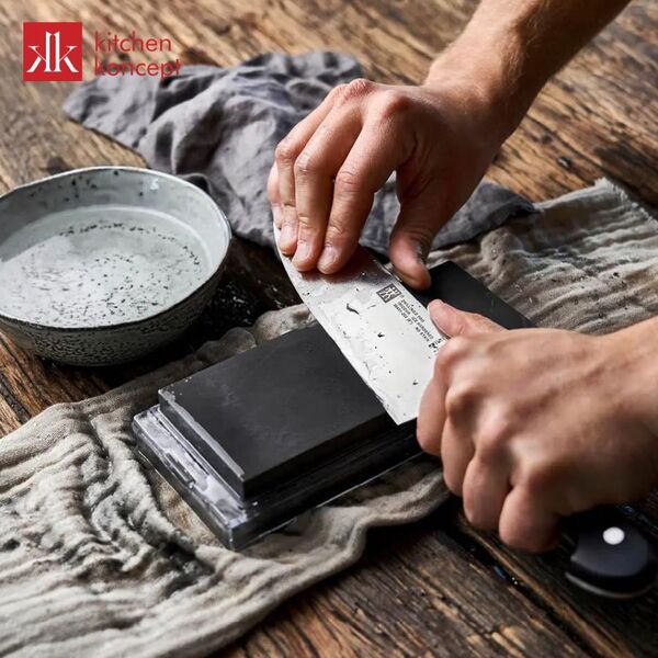 Mài dao định kỳ để duy trì độ sắc bén của lưỡi dao