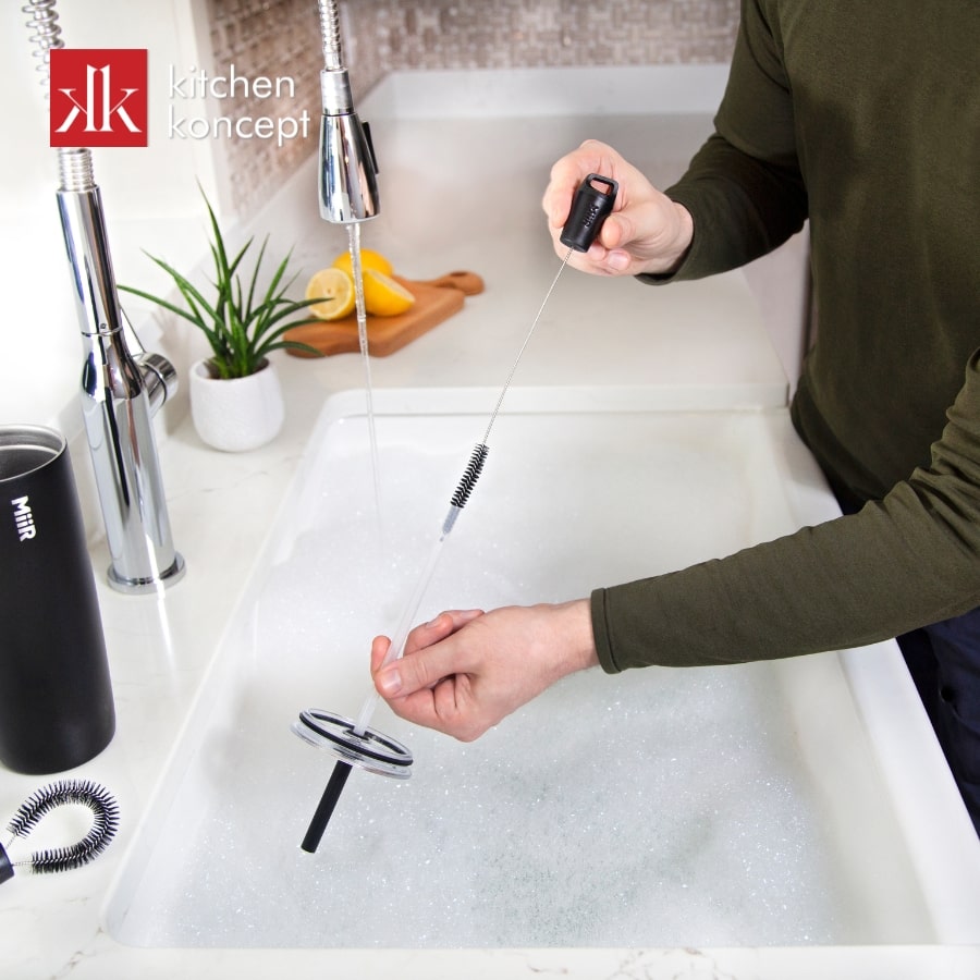 Vệ sinh ống hút bằng cọ chuyên dụng