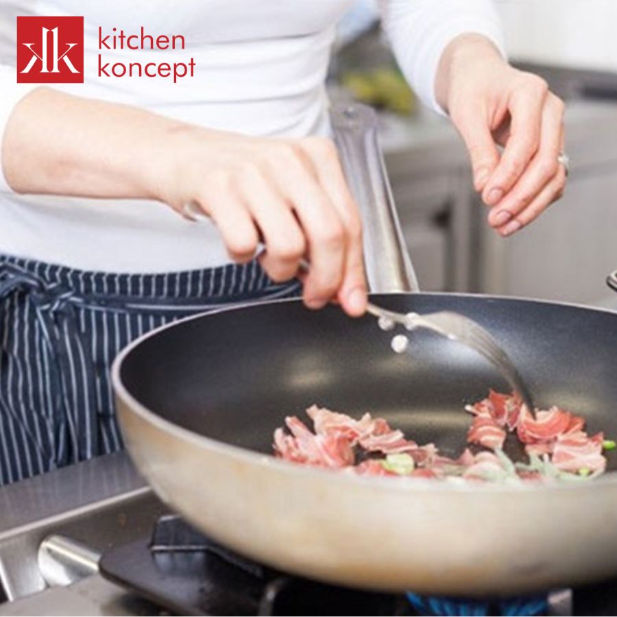 Nấu ăn bằng chảo bị tróc lớp chống dính dễ làm đồ ăn bị khét
