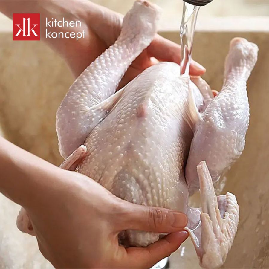 Nên chà xát kỹ với muối và chanh để loại bỏ mùi hôi và chất bẩn trong gà
