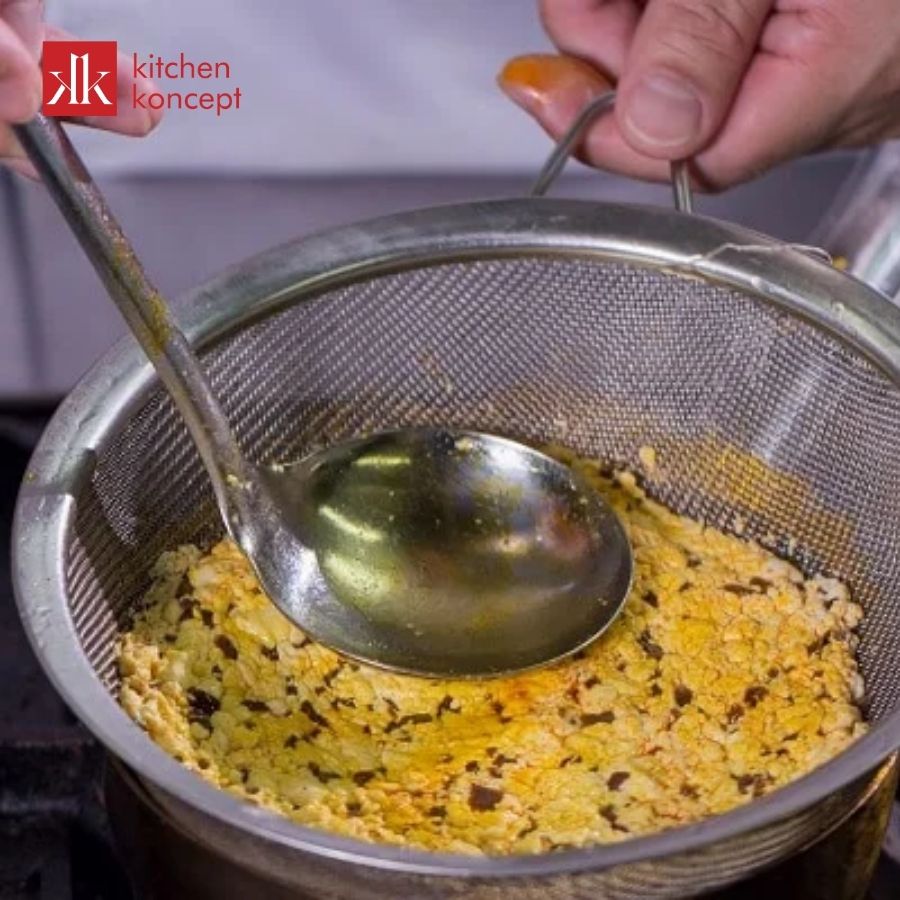 Dùng rây nén riêu sau khi hấp