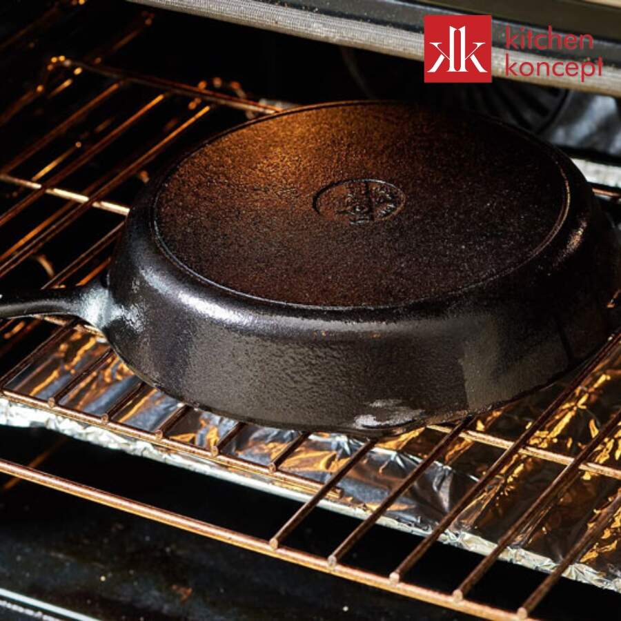 Chảo gang cần được làm sạch và đun nóng trước khi sử dụng