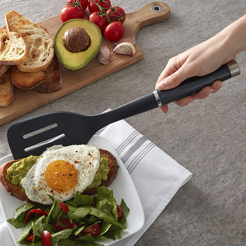 KitchenAid - Xẻng có rãnh màu đen