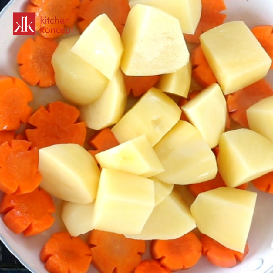Sơ chế cà rốt và khoai tây với kích thước đồng đều