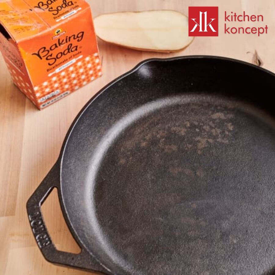 Dùng baking soda để loại bỏ cặn đen chảo gang