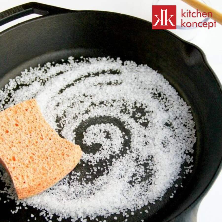 Vệ sinh chảo gang bằng muối hạt