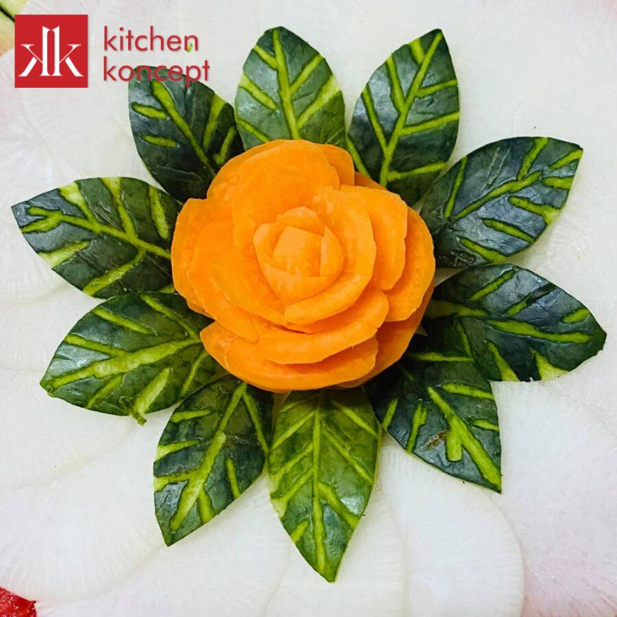 Tạo hình bông hoa từ các loại rau củ như cà rốt, dưa leo