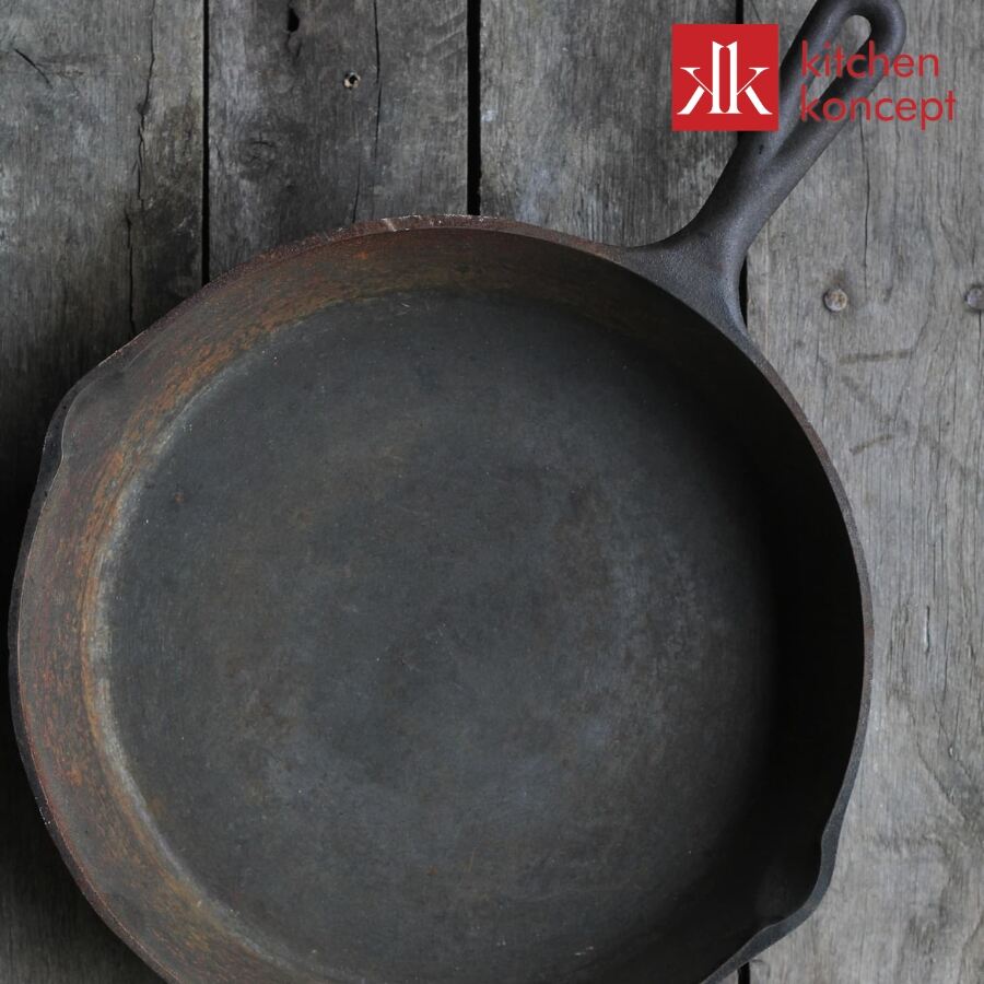 Chảo gang gỉ sét do tiếp xúc với độ ẩm cao