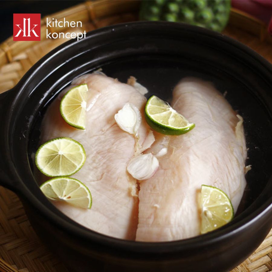 Thời gian luộc các miếng gà đã cắt nhỏ thường mất khoảng 20 đến 30 phút thực hiện