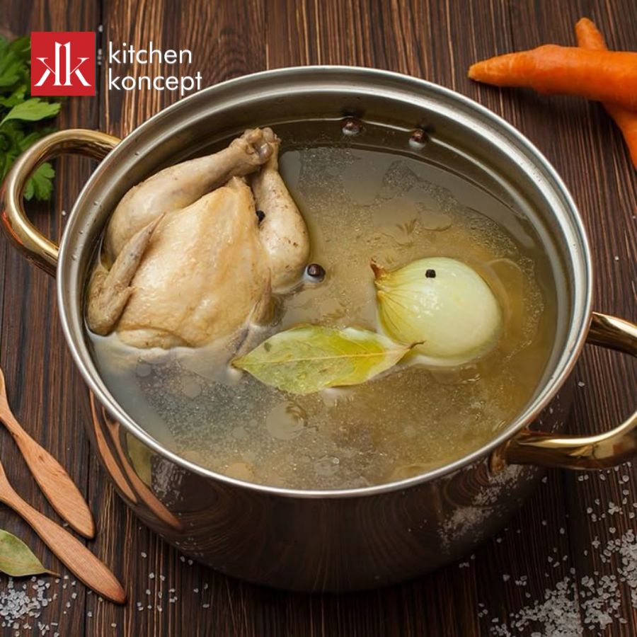 Thời gian luộc gà nguyên con trung bình mất khoảng 30 đến 45 phút thực hiện