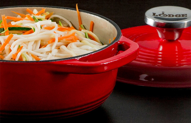 Nồi gang tráng men đặc trưng với khả năng giữ nhiệt và chịu nhiệt tốt