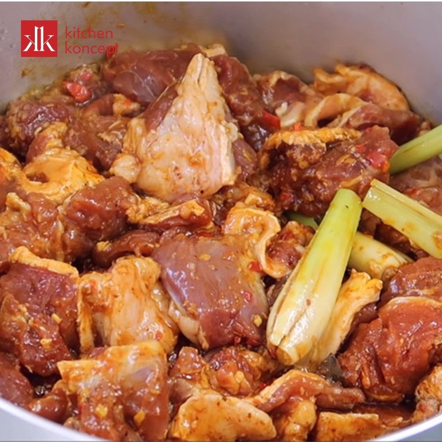 Ướp thịt bò cùng các loại thảo mộc tự nhiên