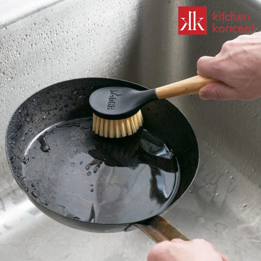 Dùng bàn chải mềm để vệ sinh chảo