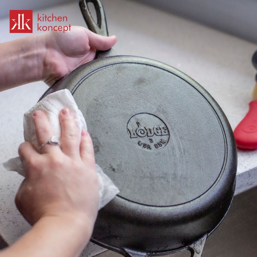 Tiến hành vệ sinh chảo Lodge