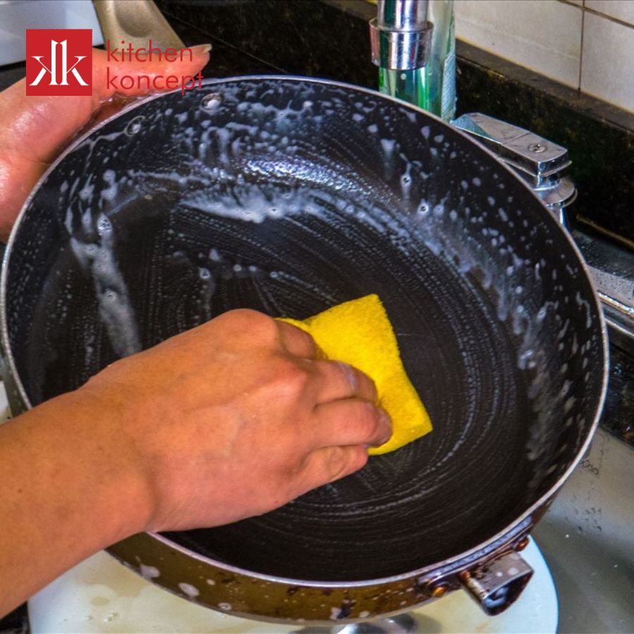 Ngâm chảo trong nước nóng và xà phòng