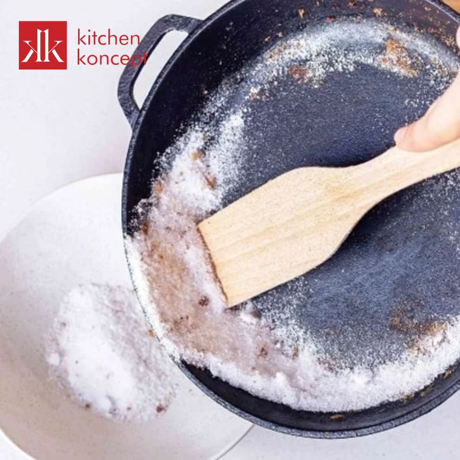 Sử dụng hỗn hợp dầu ăn và muối