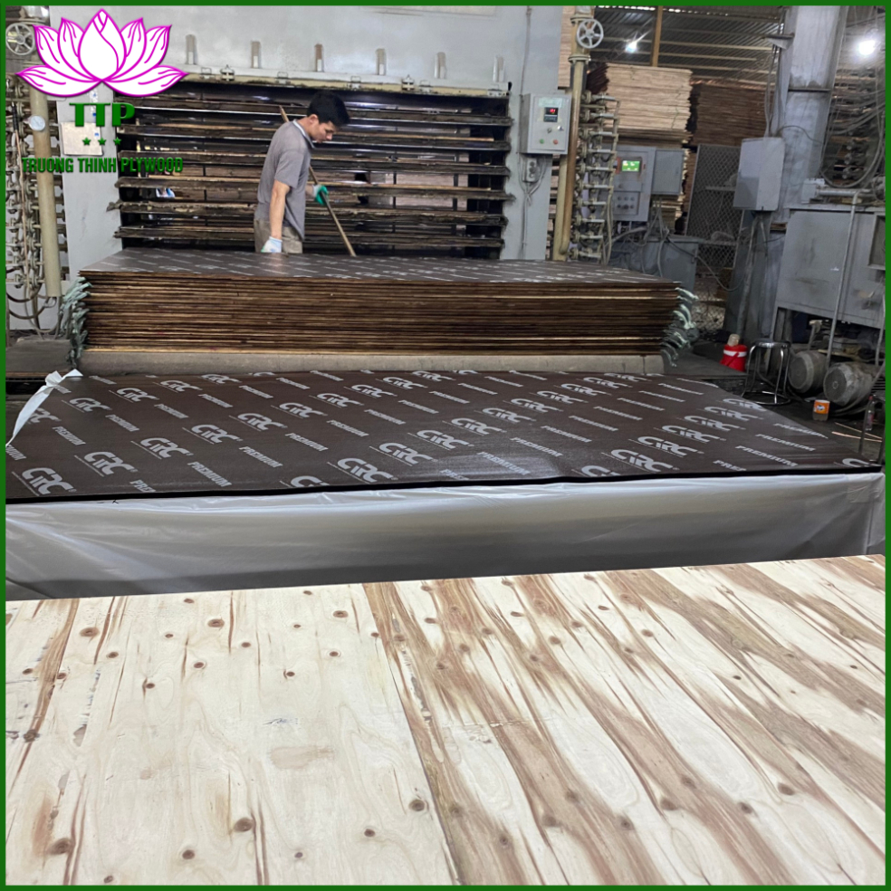 Công đoạn dán mặt phim