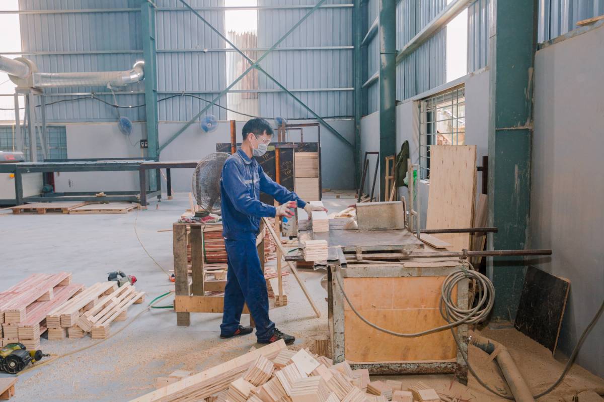 cắt ghép ván theo kích thước yêu cầu