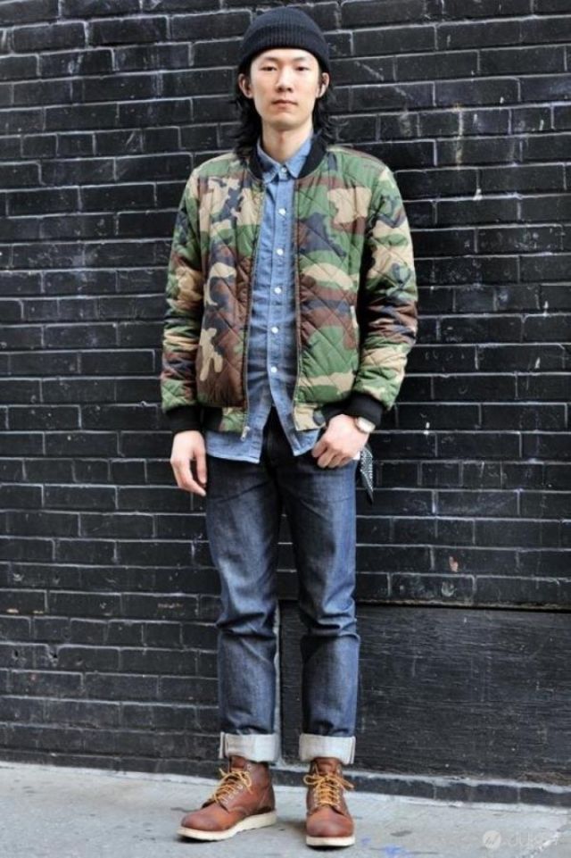 Áo khoác bomber jacket họa tiết mix cùng quần jeans